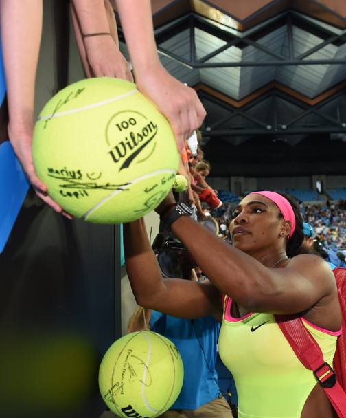 Serena Williams assediata dai fan (Afp)